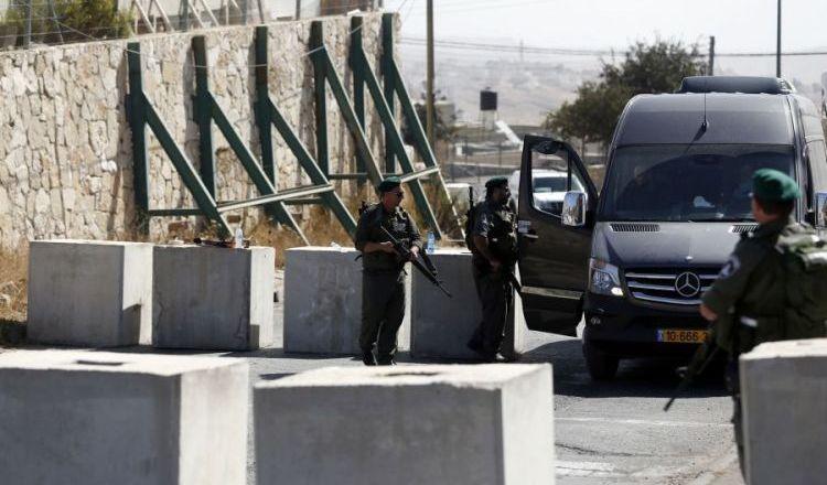 قوات الاحتلال تضع مكعبات اسمنتية على حاجز 