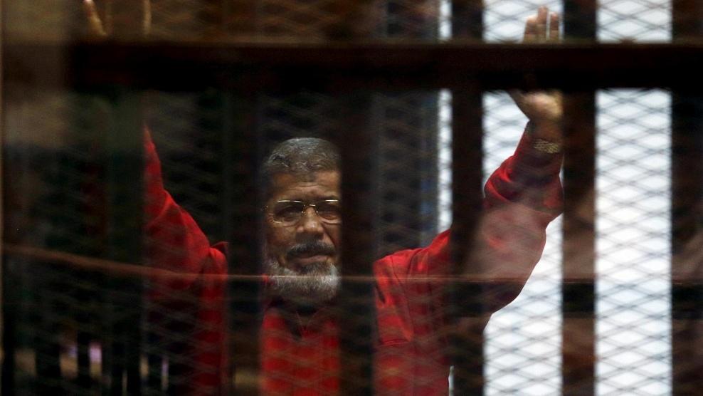 وفاة الرئيس المصري السابق محمد مرسي أثناء جلسة محاكمته