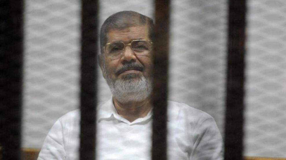 دفن جثمان مرسي في مقبرة شرقي القاهرة بحضور أسرته ومحاميه