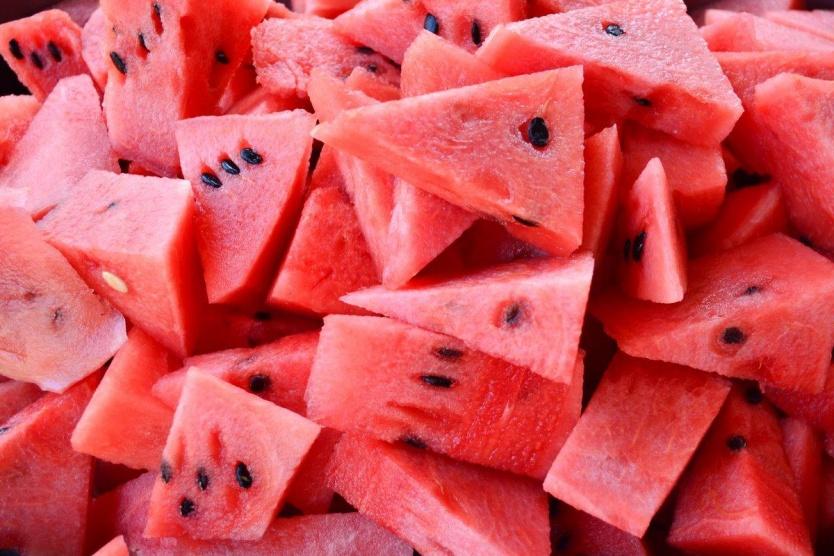 10 أسباب تجعلك تأكل البطيخ في فصل الصيف