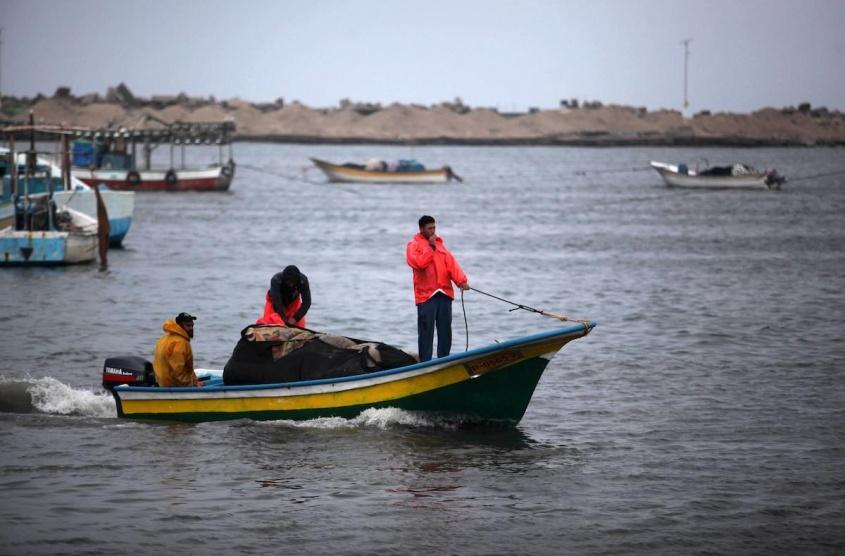  الاحتلال يلاحق الصيادين ببحر شمال القطاع
