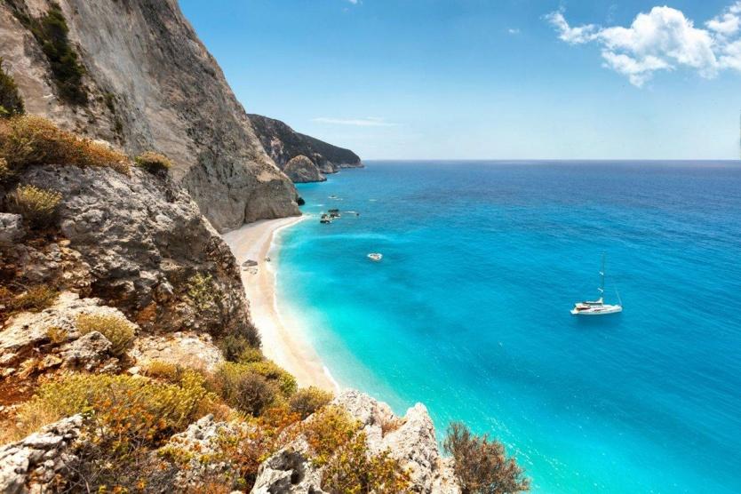 جزيرة يونانية ستدفع لك ولعائلتك للعيش فيها