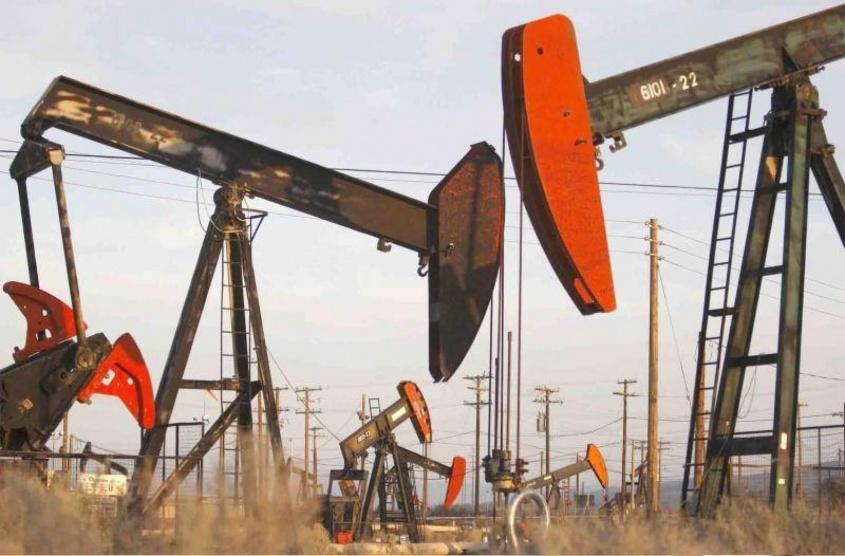 النفط يصعد نحو 3 في المئة لكنه ينهي الأسبوع على خسارة