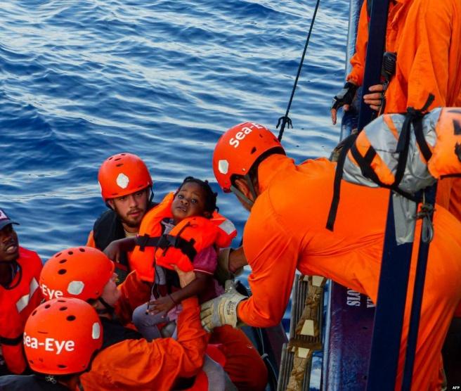 إنقاذ عشرات المهاجرين غرب ليبيا
