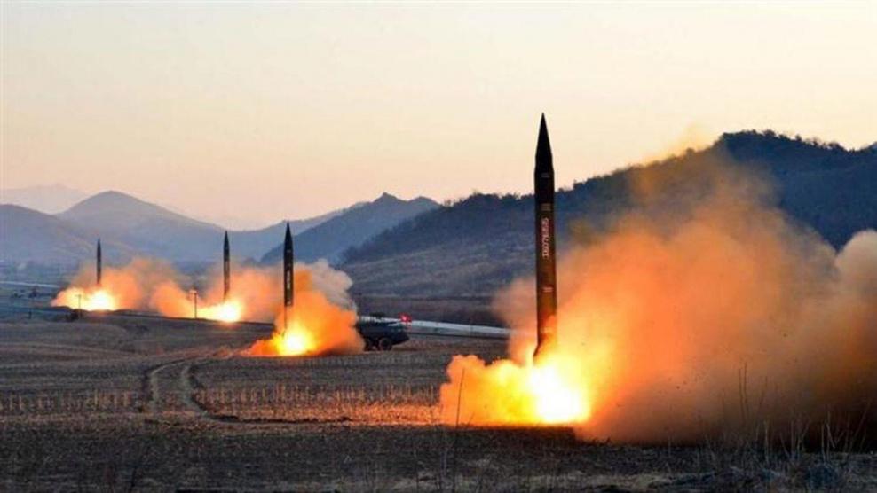كوريا الشمالية تطلق صاروخين مجهولين