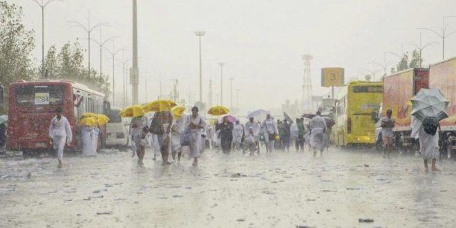 أمطار غزيرة ورياح تغسل أكثر من مليوني حاج على جبل عرفة