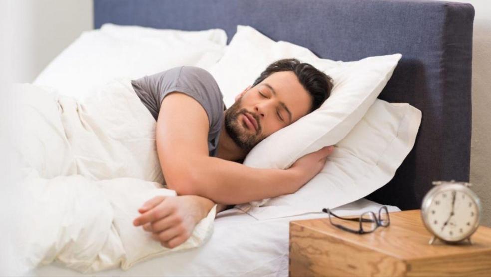 مخاطر قلة وزيادة النوم