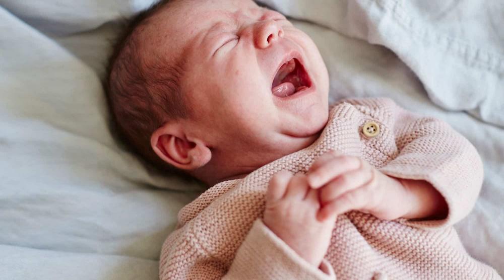 لماذا لا يذرف الرضيع دموعًا ولا يضخ عرقًا؟