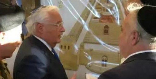 السفير الأمريكي يؤدي صلوات تلمودية عند “قبر راحيل” في بيت لحم