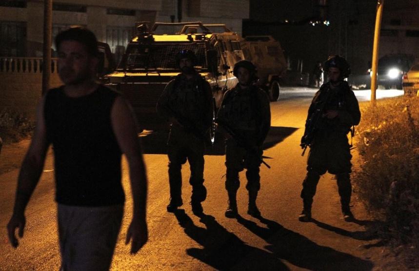 الاحتلال يعتقل 13 فلسطينيًا بحملة مداهمات بالضفة