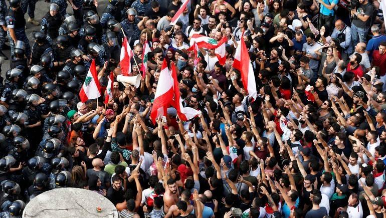  استقالة 4 وزراء واستمرار الاحتجاجات في لبنان 