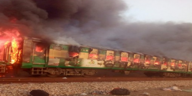 65 قتيلاً بحريق قطار في باكستان