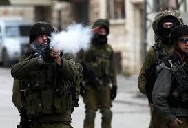 قوات الاحتلال تطلق النار على شاب في بيت امر