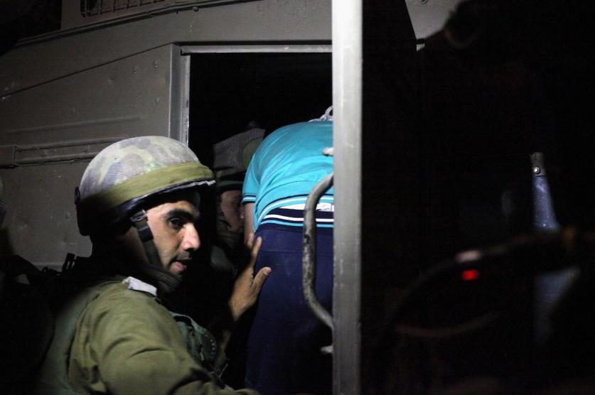 الاحتلال يعتقل شرطيًا فلسطينيًا بالخليل