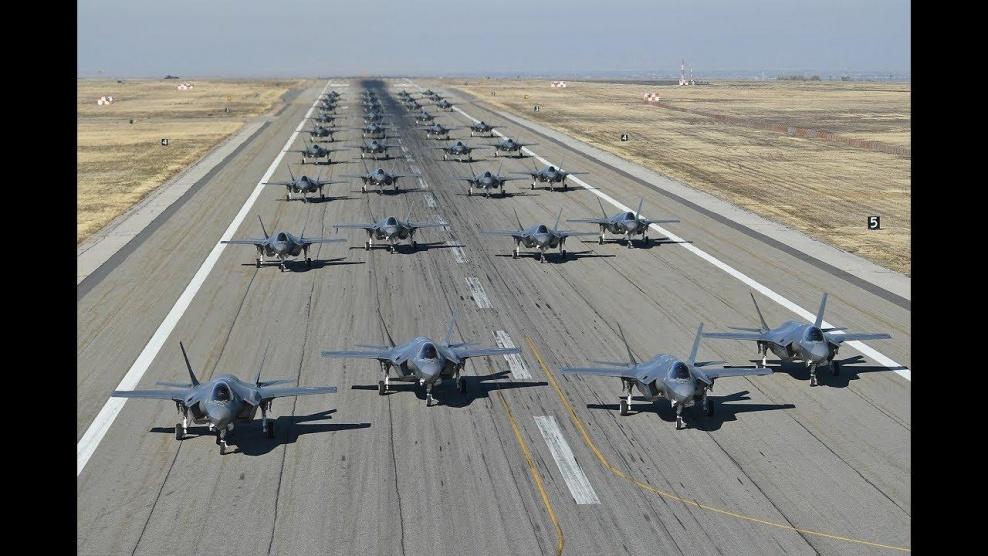 الولايات المتحدة تستعرض طائراتها وترسل الاف الجنود للشرق الاوسط