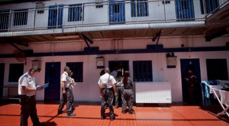 إدارة سجون الاحتلال تبلغ الأسرى بقرارها نقل 60 أسيرا قاصرا إلى 