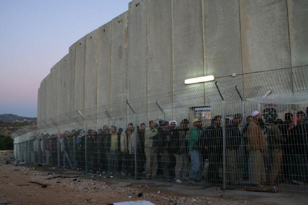 الاحتلال يغلق معبر بيت لحم الخميس من 10 صباحا وحتى 8 مساء