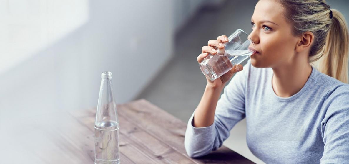 علامات تشير إلى أنك تشرب ماء أقل مما ينبغي