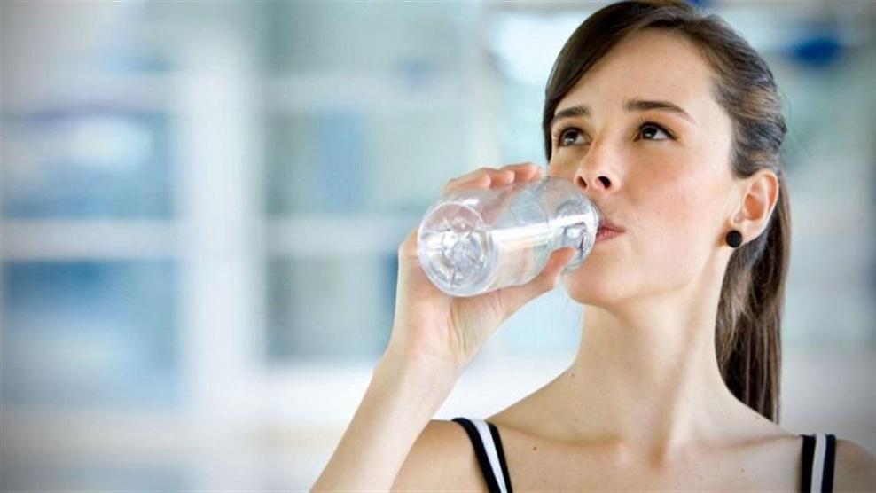 ماذا يحل بالبشرة عند شرب الكثير من الماء؟