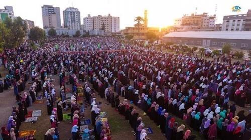 المواطنون يؤدون صلاة العيد في المساجد في غزة وفي الساحات العامة في الضفة