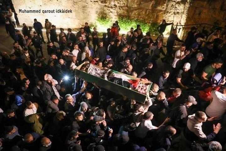 جماهير غفيرة شيعت جثمان الشهيد إياد الحلاق في القدس