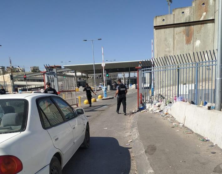 الاحتلال يطلق النار على شاب داخل حاجز قلنديا