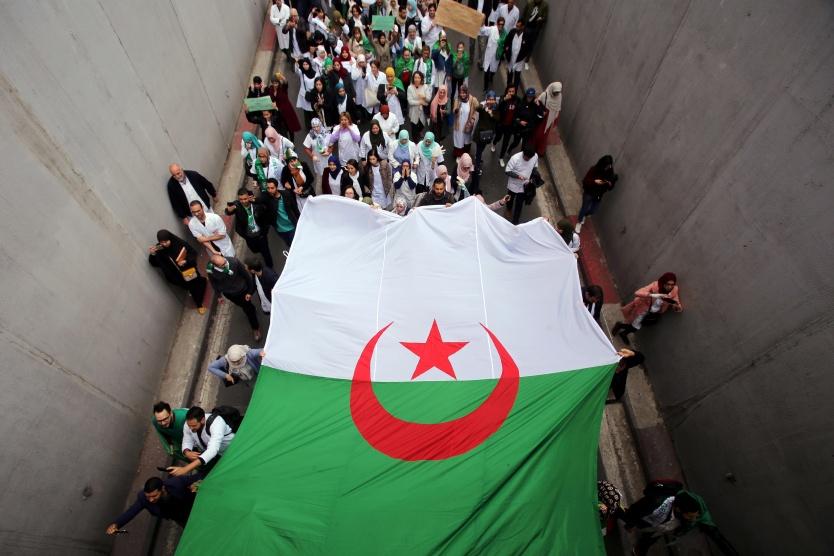 الجزائر.. تفاعلات مع مقترح لتغيير اسم البلاد في الدستور الجديد