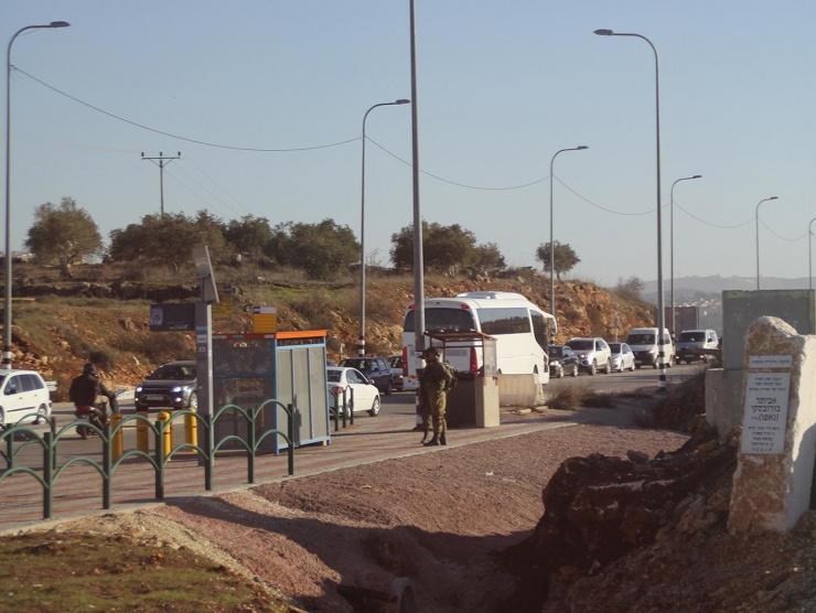 الاحتلال يغلق طريقًا بعد ساعات من تعبيده جنوبي نابلس