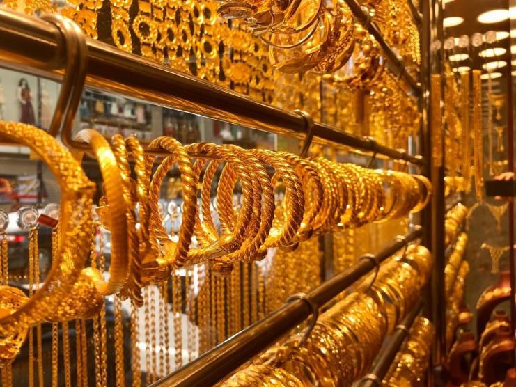 الذهب يقفز بفعل هبوط الدولار