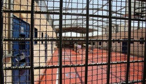 85 معتقلا يخوضون إضرابا عن الطعام نصرة لريان وعواودة