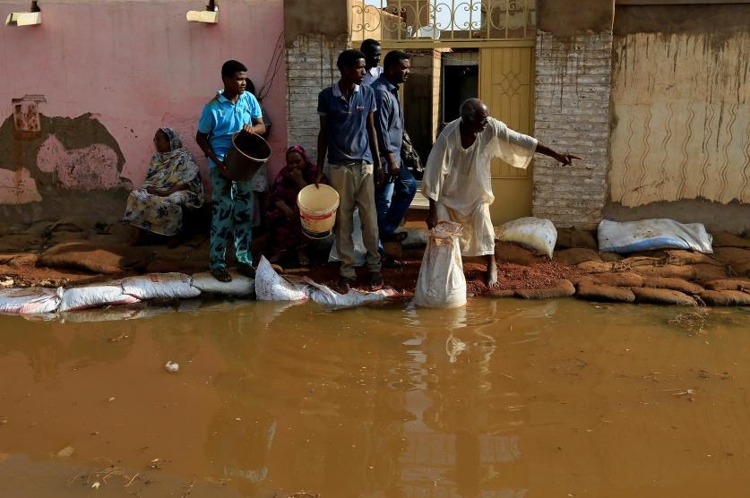 السودان يطلق نداء دوليا لإغاثة المتضررين وتحذيرات من ظهور أوبئة بسبب الفيضانات