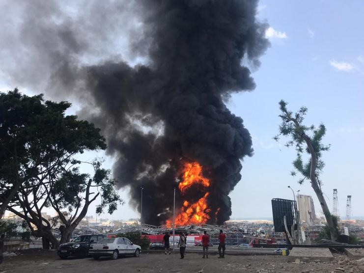 اندلاع حريق ضخم في منطقة مرفأ بيروت