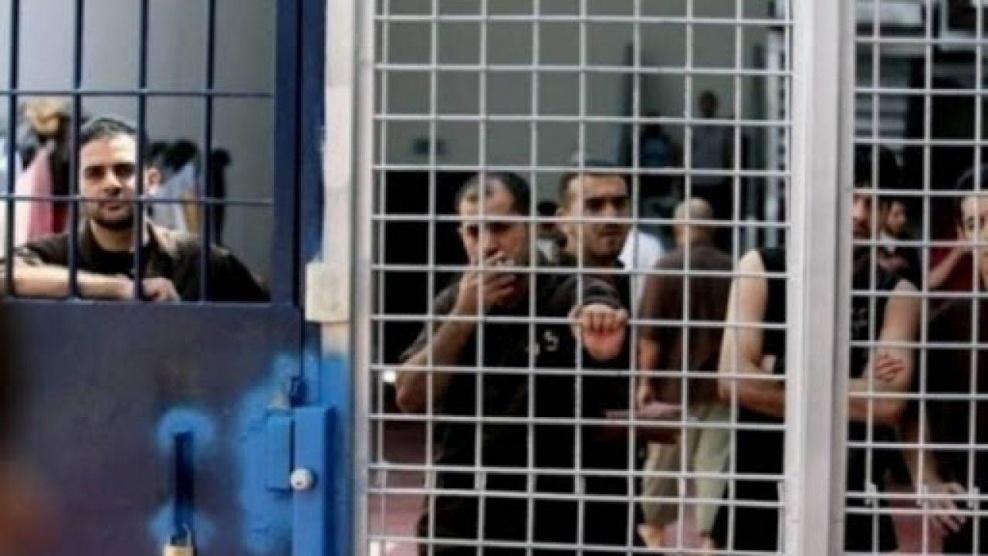 الاحتلال اعتقل 297 فلسطينيًا خلال آب الماضي 