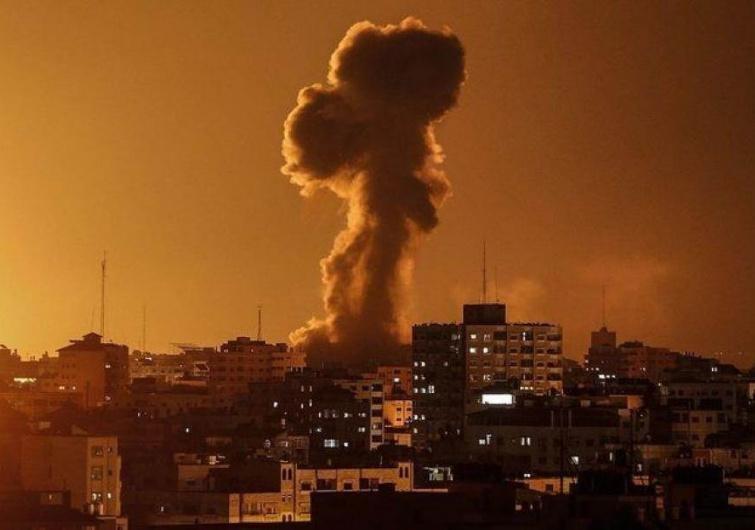  الطيران الاحتلال يشن غارات عنيفة على مواقع في قطاع غزة