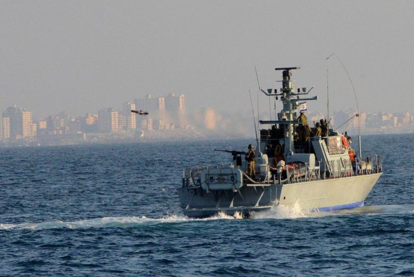 زوارق الاحتلال تستهدف مراكب الصيادين ببحر شمالي القطاع