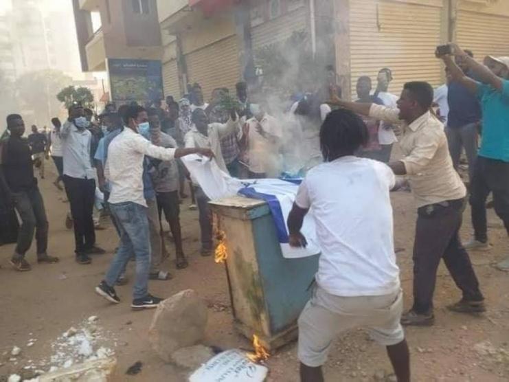 متظاهرون سودانيون يحرقون علم الاحتلال رفضًا للتطبيع