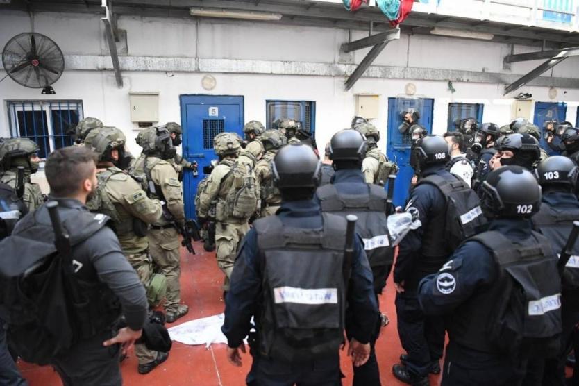 قوات القمع تقتحم قسم 7 في سجن (ريمون)