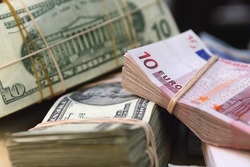 الدولار يستقر على انخفاض أمام الشيقل