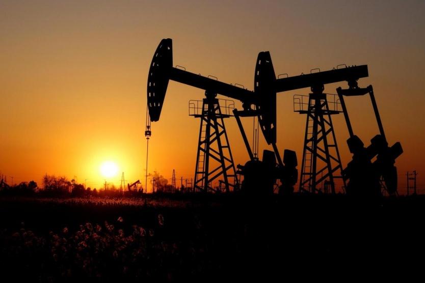 النفط يقفز أكثر من 5% بعد أنباء خفض السعودية إنتاجها