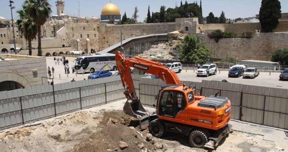 سلطات الاحتلال تنفذ أعمال حفر في ساحة البراق