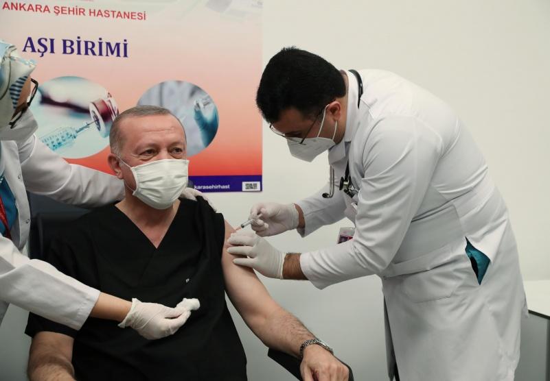 كورونا.. أردوغان يتلقى لقاحا ضد الفيروس وإدارة بايدن تخطط لتطعيم ثلث السكان خلال مئة يوم
