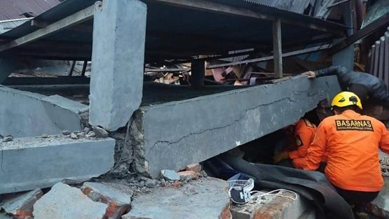قتلى ومئات الجرحى بزلزال يضرب اندونيسيا