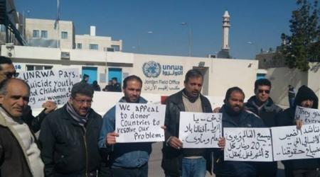 لاجئون فلسطينيون من سورية يعتصمون أمام مقر 