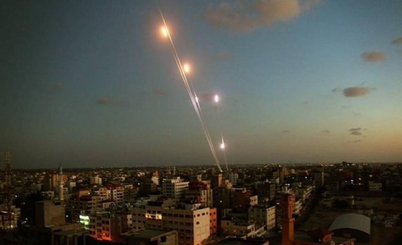 الإعلام العبري يكشف سبب إطلاق الصواريخ من غزة فجرا