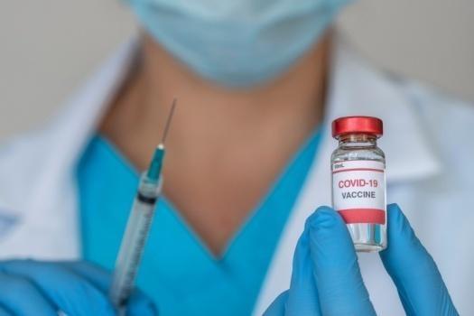 اسرائيل تقرر نقل تطعيمات كورونا الى غزة
