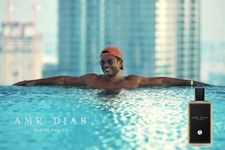  عمرو دياب ينشر الملصق الدعائي الأول لإعلان عطره في حمام سباحة