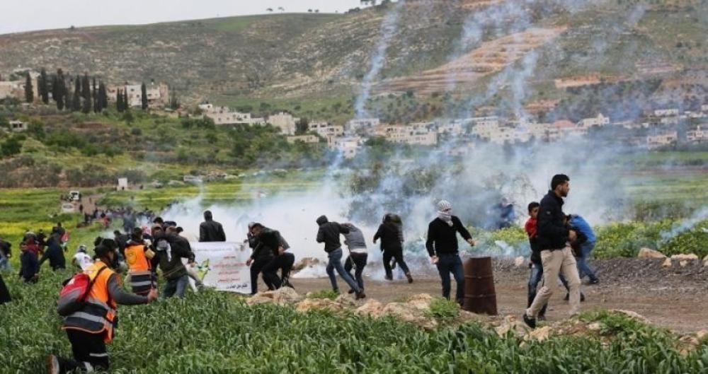 اختناقات إثر قمع الاحتلال مسيرة ضد تجريف أراضٍ بالخليل