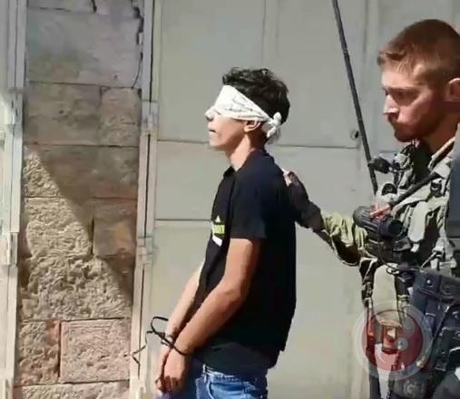 الاحتلال يعتقل فتى قرب المسجد الابراهيمي بحجة حيازته آلة حادة