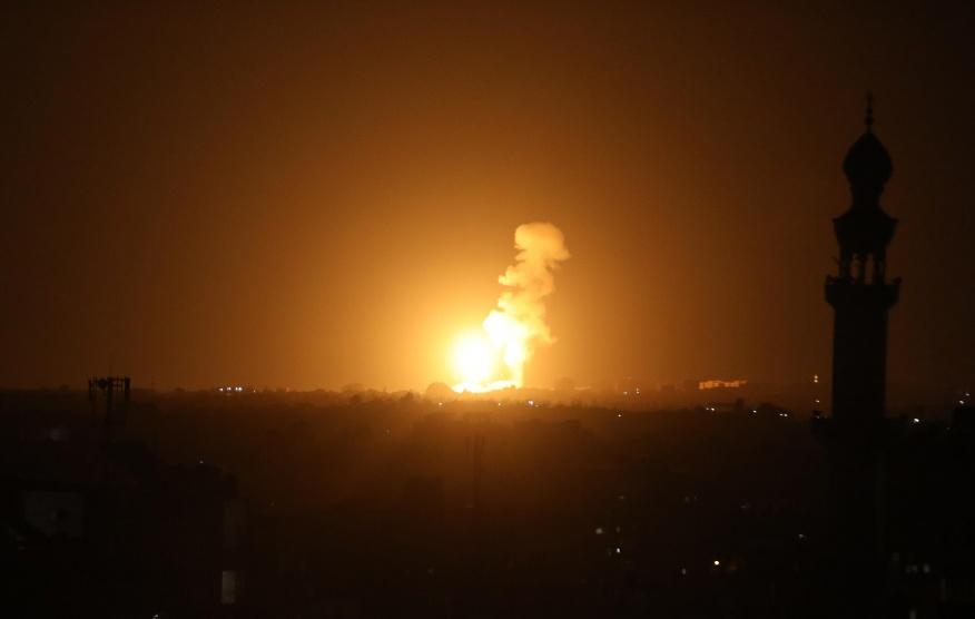 5 غارات إسرائيلية على موقعين تابعين للمقاومة في قطاع غزة
