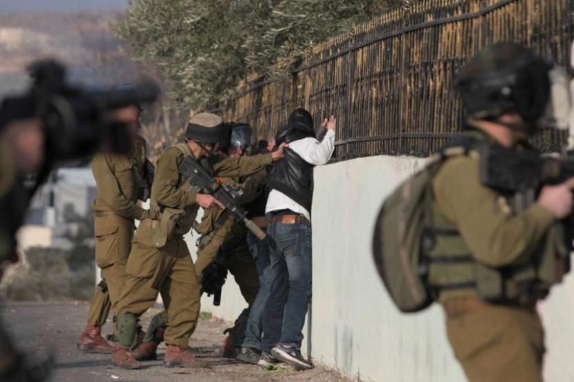 الاحتلال يعتقل 14 مواطنا من الضفة